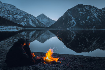 campfire at the lake plansee - obrazy, fototapety, plakaty