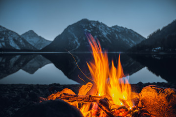 campfire at the lake plansee