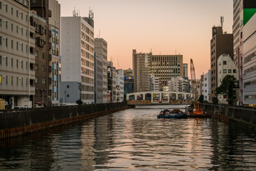 Fototapeta premium 東京の都市風景 夕方の豊海橋