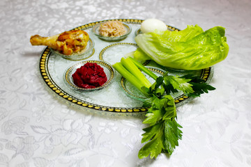 Passover: the traditions and customs of the Jewish holiday. Symbolic foods for Passover (Pesach). Passover Seder plate (Israel, Hebrew: Passover bowl)