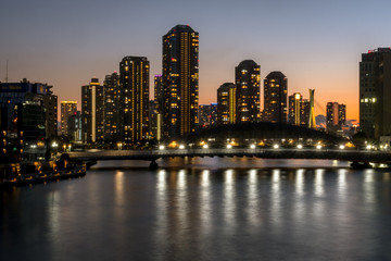 東京の都市風景　工事中の永代橋と石川島の夜景３