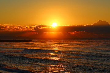 早朝の湘南の海