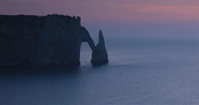 Brume au coucher du soleil sur les falaises d'&eacute;tretat, France