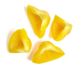 Żółta papryka w kawałkach na białym tle