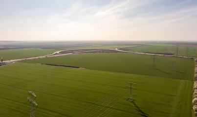 Autobahndreieck in ländlicher Region aus der Luft gesehen