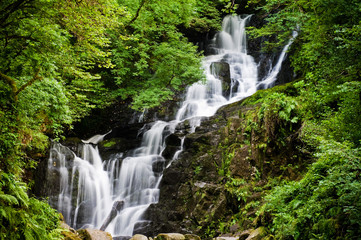 Fototapeta na wymiar Wasserfall Irland Reisen