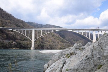 池田ダム湖に架かる高速道路橋
