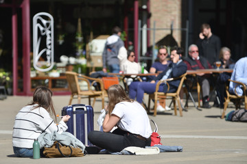 gens jeune adolescent soleil etudiant enseignement