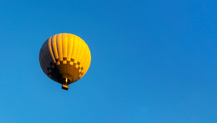 Fototapeta premium hot air balloon in blue sky