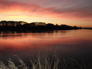 Fluss im Sonnenuntergang 
