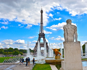 Fototapeta na wymiar Eiffel Tower and fountain at Jardins du Trocadero, Paris, France