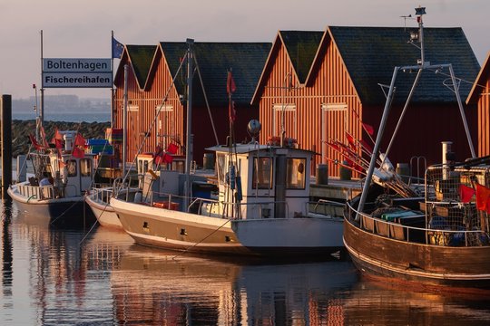sch&ouml;ner Fischerei Hafen Tarmewitz mit Fischer Booten