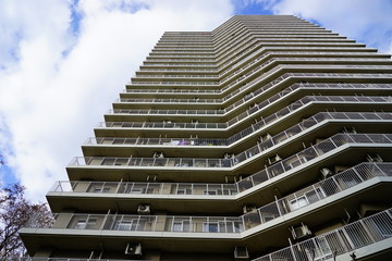 高層マンション　見上げる　空　雲