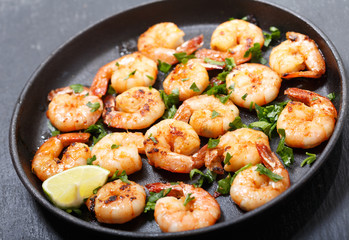 pan of grilled shrimps with lime