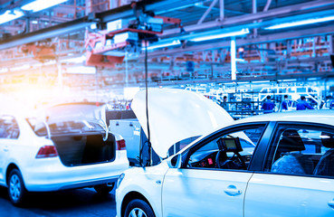Obraz premium Cars being produced on the assembly line