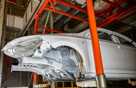 On the assembly line of automobile manufacturing, the body frame is being queued for processing and manufacturing.