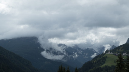 Wolken hängen an den Bergen Dolomiten 