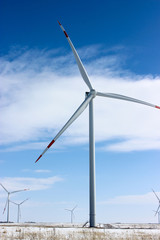 Windmühlen im Feld Frühling Stromerzeugung