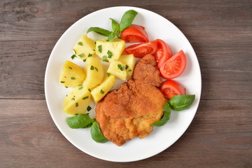 kotlet schabowy z ziemniakami i pomidorem