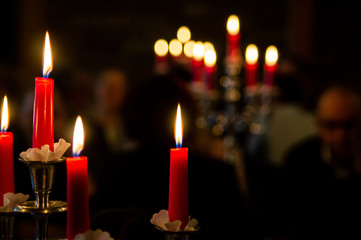 Kerzenständer in Nahaufnahme mit brennenden Kerzen