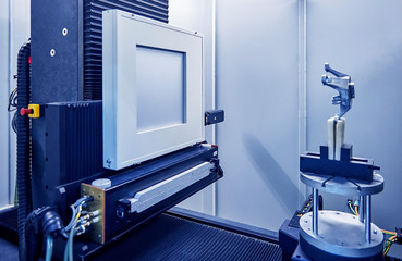 The R&D grinding machine in the car R&D lab is carving the shape of the engineer's drawing