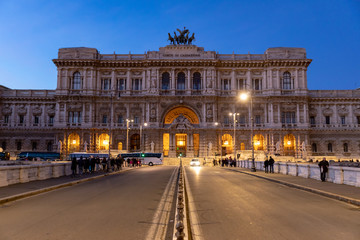 Fototapeta premium Widok na Tyber w centrum Rzymu we Włoszech