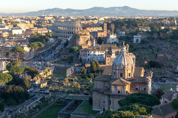 Fototapeta na wymiar Toits de la ville de Rome au couchant