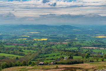 Obraz premium Widok na krajobraz Shropshire od Titterstone Clee w pobliżu Cleeton, Anglia, Wielka Brytania