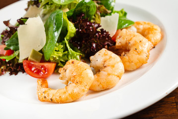salad with shrimps and cherry tomatoes