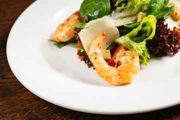 salad with shrimps and cherry tomatoes