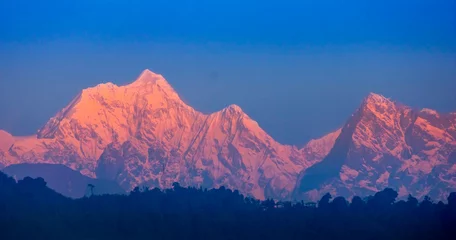 Papier Peint photo Kangchenjunga Un magnifique pic, le grand Kangchenjunga dans le puissant Himalaya