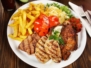 Grillteller mit Pommes Frites und Gemüse