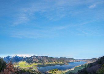 Fototapeta na wymiar Blick auf den Schliersee, blauer Himmel Hintergrund