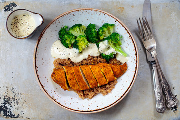 Spicy chicken with quinoa and broccoli