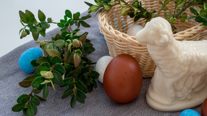 Wielkanocny koszyk z jajkami i barankiem. - obrazy, fototapety, plakaty