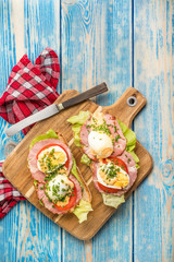 Sandwich with tomatoes, eggs and lettuce.