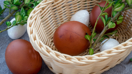 Wielkanoc w Polsce. Koszyk wielkanocny, bukszpan, jajka, obrus.
