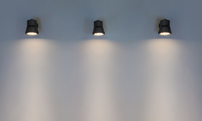 MUR VIDE AVEC PROJECTEURS