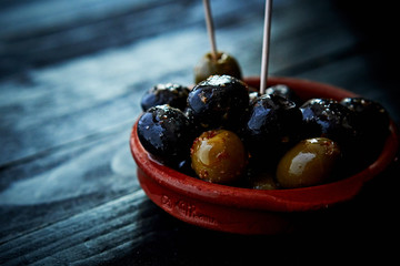 Oliven in einer Tapas-Schale in einer Tapas-Bar