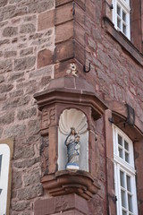 Maria mit dem Jesuskind an einer Hausecke