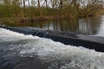 Wehr mit schäumendem Wasser