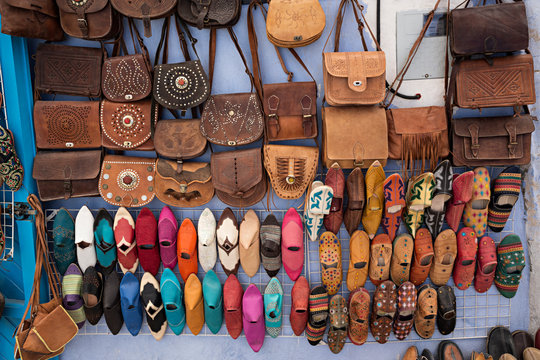 Venta de bolsos y calzado de cuero.
