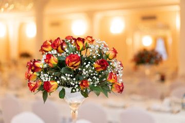 Bukiet róż na tle sali bankietowej