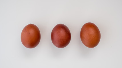 Jajka wielkanocne zabarwione na brązowo