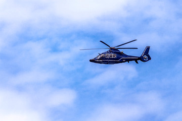 Fototapeta na wymiar Hubschrauber am Himmel