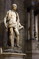 Obraz premium Milan, Italy: Statue of Saint Varfolomey in Milan Cathedral church.