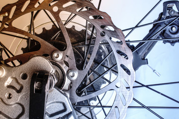 Fototapeta na wymiar disc brakes on the bike. mountain bike repair