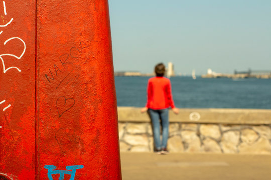 Mujer mirando al mar