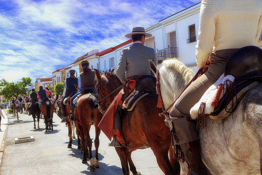 Romer&iacute;a de El Roc&iacute;o, peregrinos a caballo  pasando por el pueblo de Almonte en direcci&oacute;n a la Aldea de El Roc&iacute;o