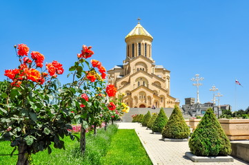 Fototapeta premium Holy Trinity Cathedral (Sameba) in spring, Tbilisi, Georgia